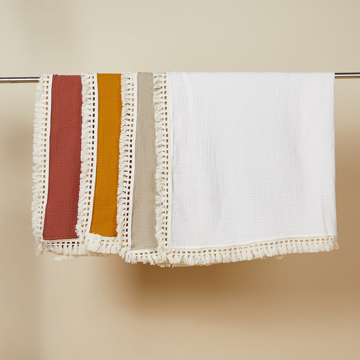 Sciarpa boho con frange e dettagli crochet
