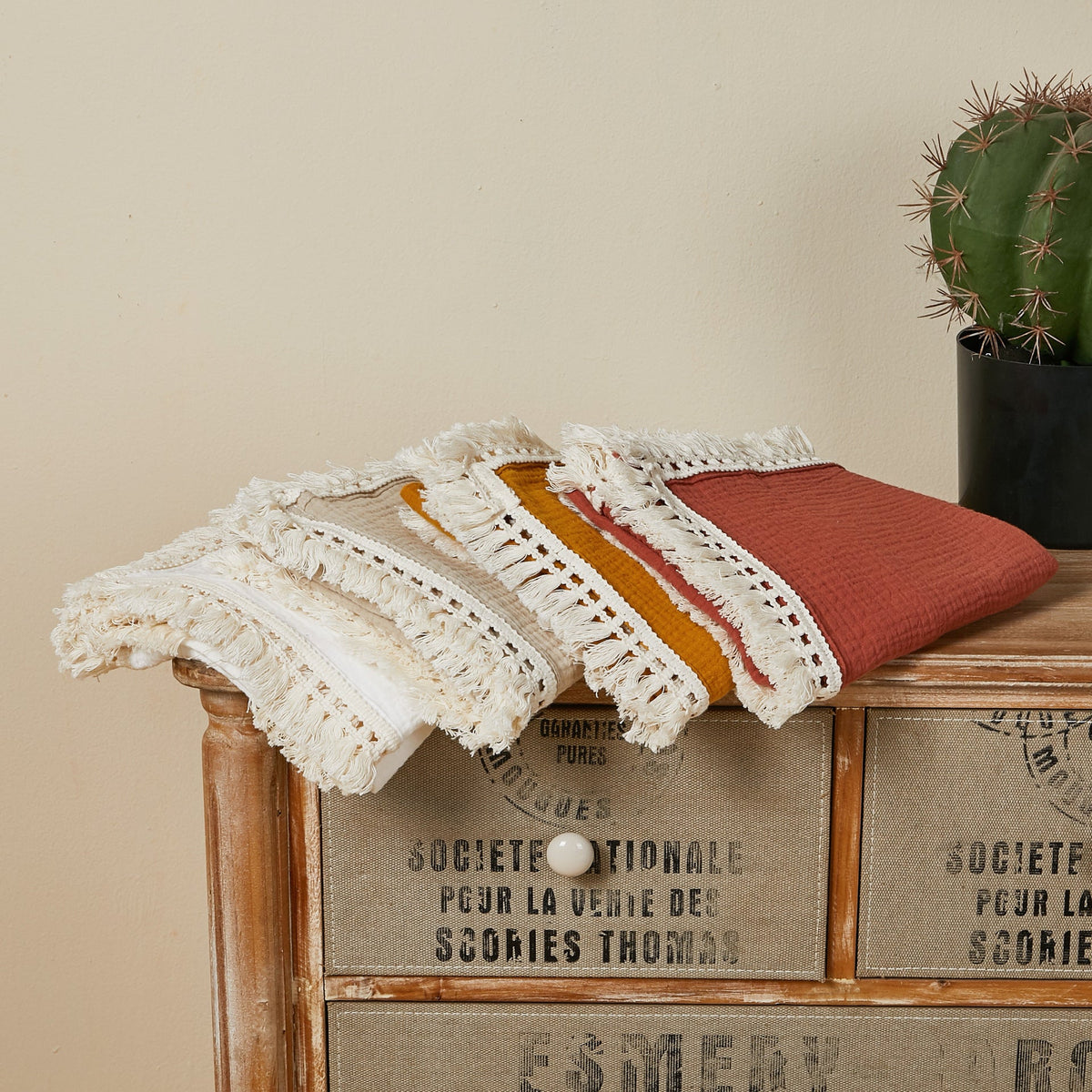 Sciarpa boho con frange e dettagli crochet
