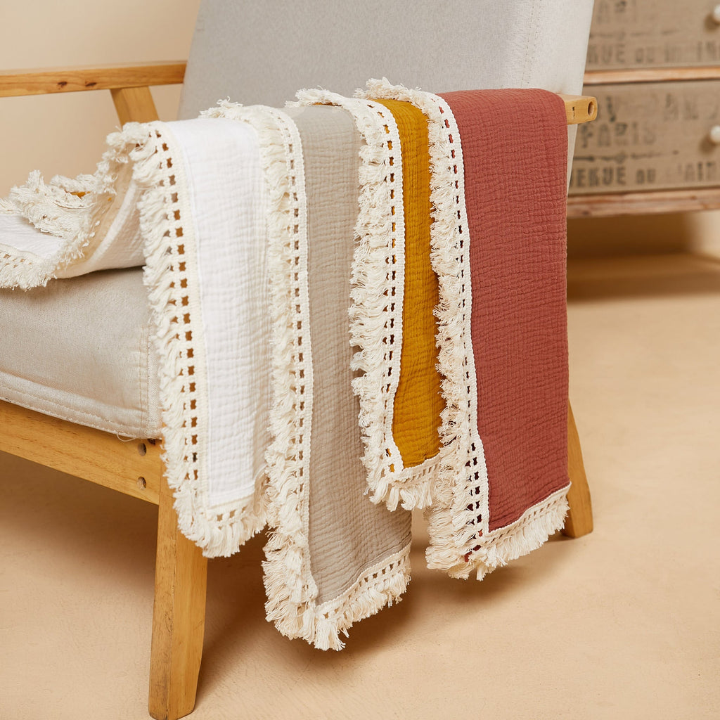 Sciarpa boho con frange e dettagli crochet