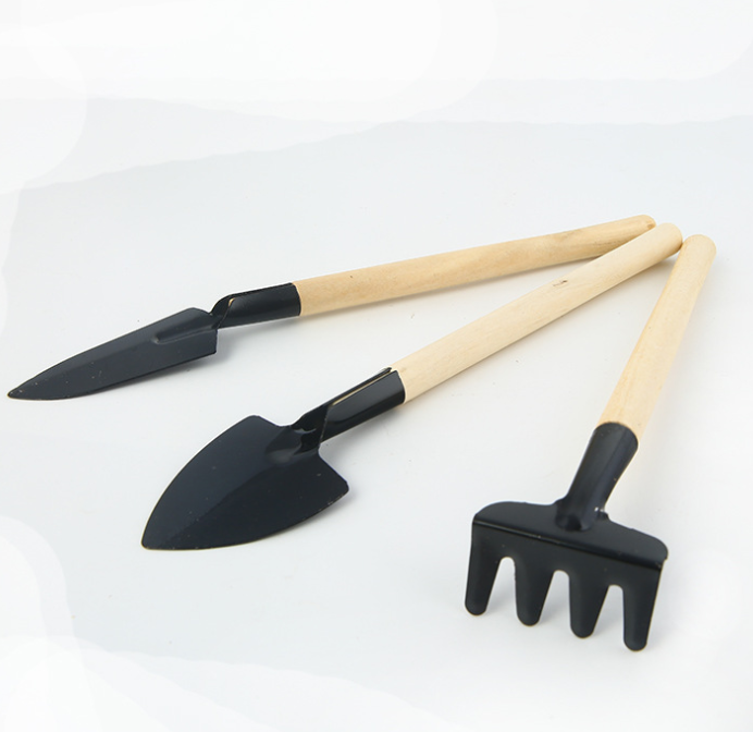 Set 3 attrezzi da giardino con manici in legno – paletta, rastrello e zappetta