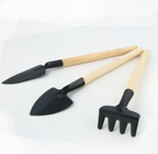 Set 3 attrezzi da giardino con manici in legno – paletta, rastrello e zappetta