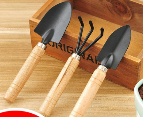 Set 3 attrezzi da giardino con manici in legno – paletta, rastrello e zappetta