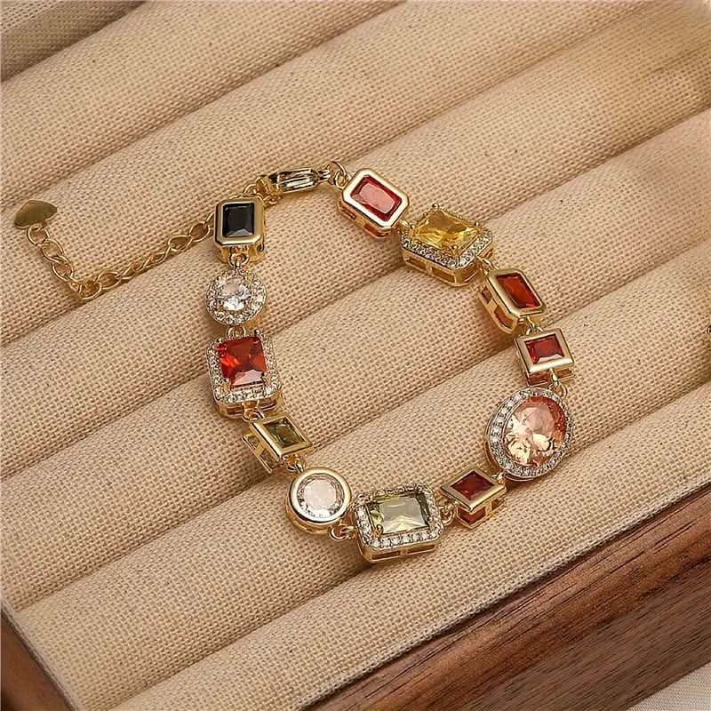 Set di gioielli moderni con design geometrico e zirconi