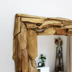 Specchio da parete con cornice in legno di teak riciclato e attacco reversibile 71 × 51 cm