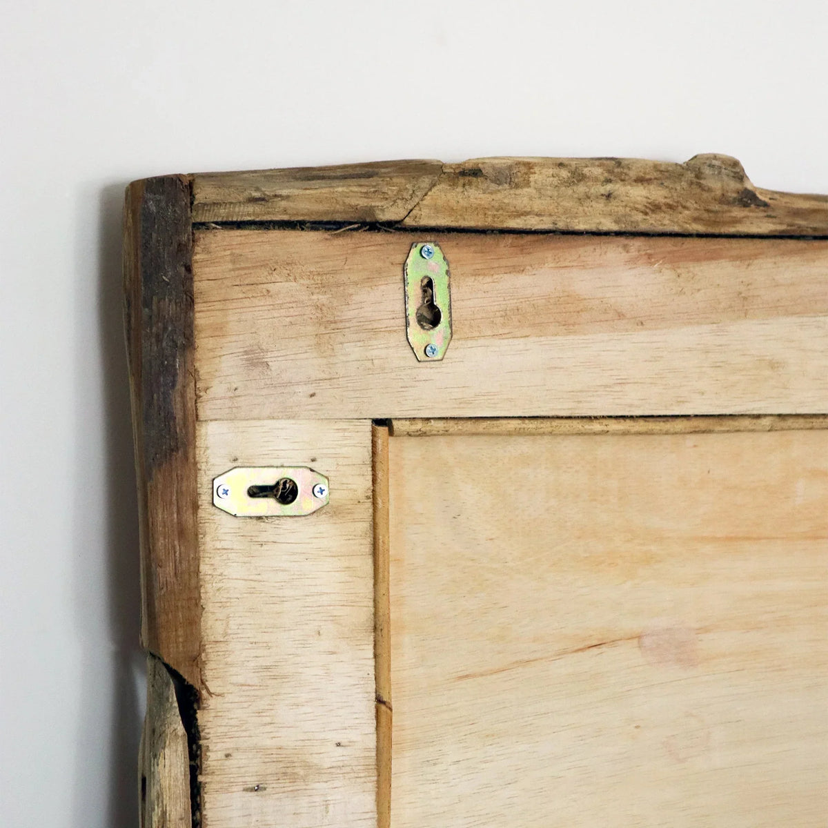 Specchio da parete con cornice in legno di teak riciclato e attacco reversibile 71 × 51 cm