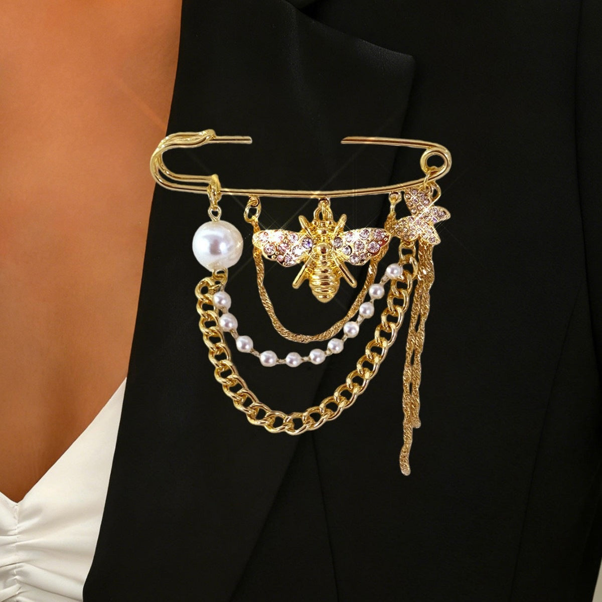 Spilla di sicurezza elegante con perle e cristalli