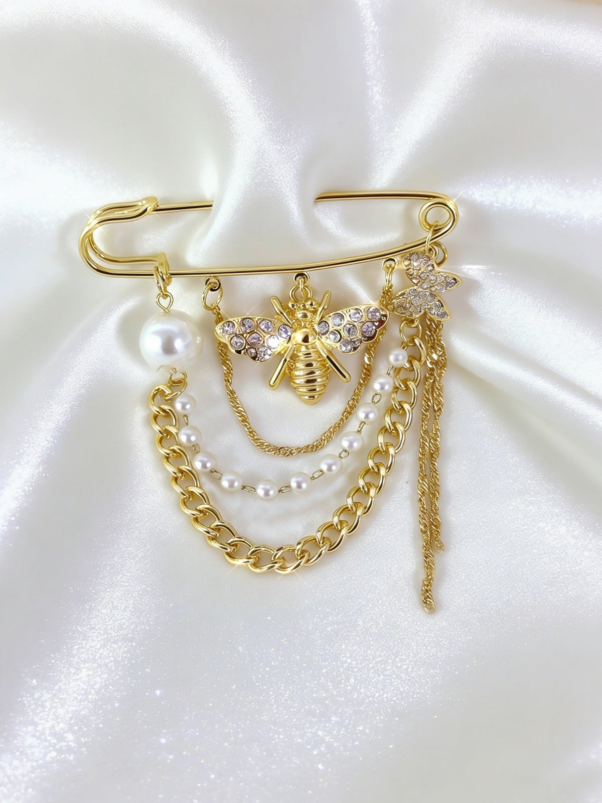 Spilla di sicurezza elegante con perle e cristalli