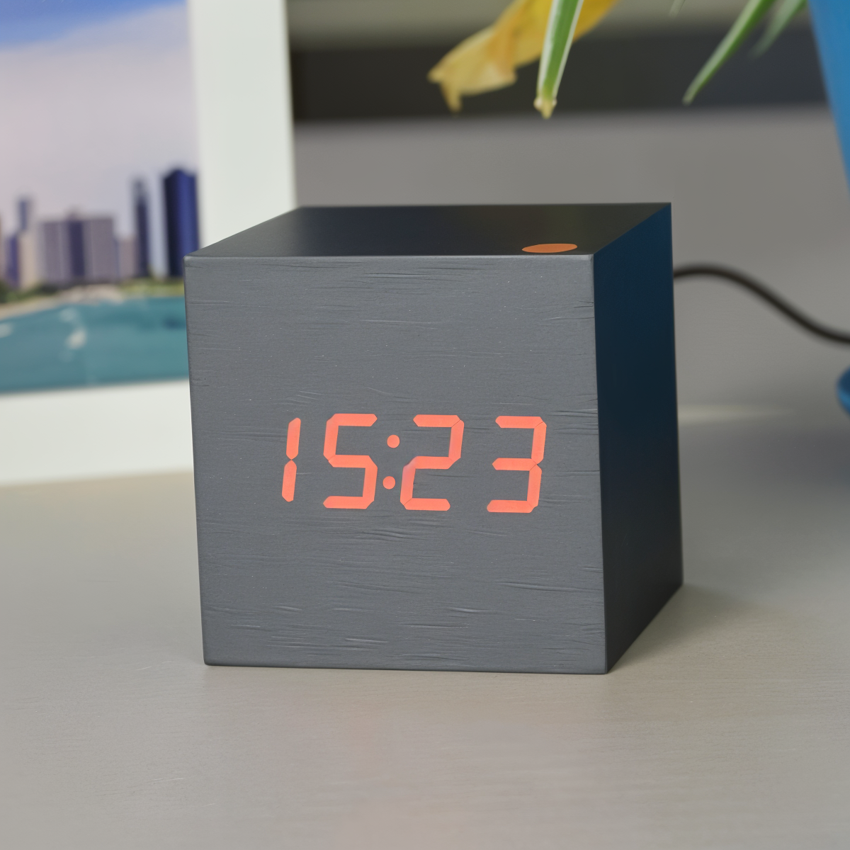 Sveglia LED digitale a cubo in legno