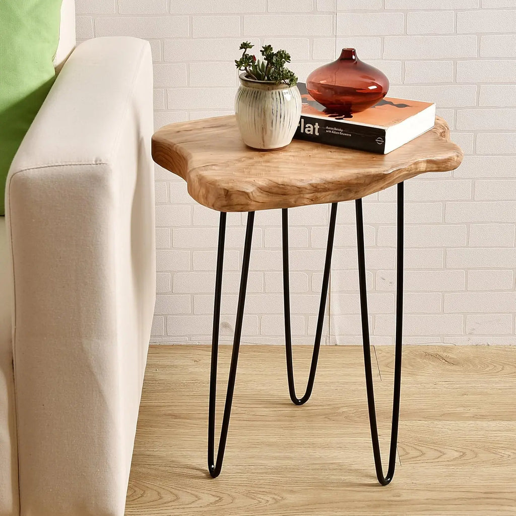 Tavolino in legno con bordo naturale