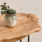 Tavolino in legno con bordo naturale