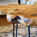Tavolino in legno con bordo naturale