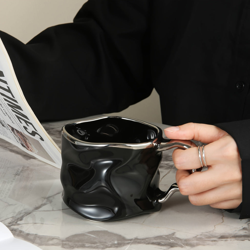 Tazza in ceramica CreArt con design artigianale stropicciato