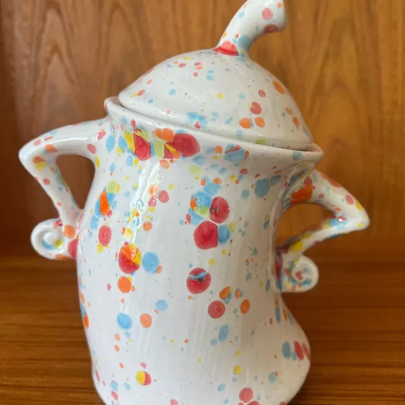 Tazza con mani sui fianchi