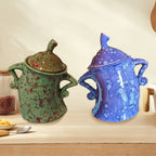 Tazza con mani sui fianchi