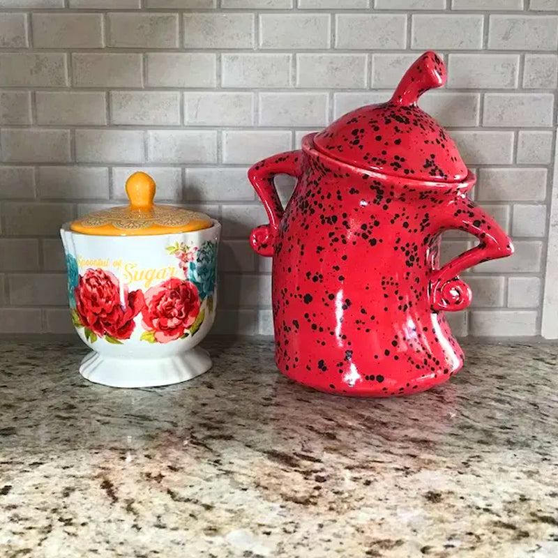 Tazza con mani sui fianchi