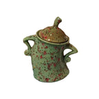 Tazza con mani sui fianchi