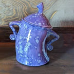 Tazza con mani sui fianchi