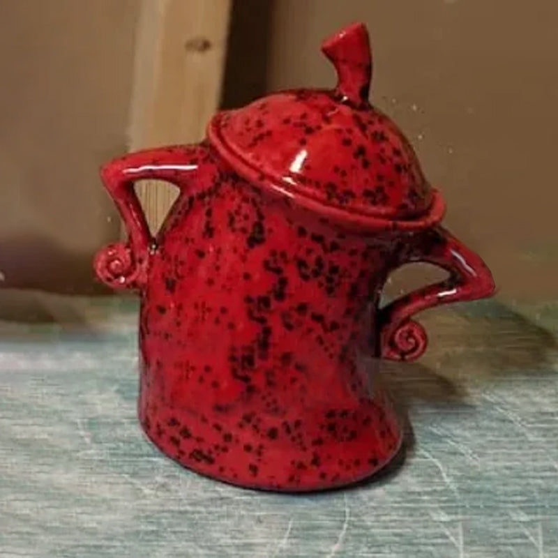 Tazza con mani sui fianchi