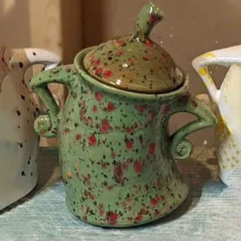 Tazza con mani sui fianchi