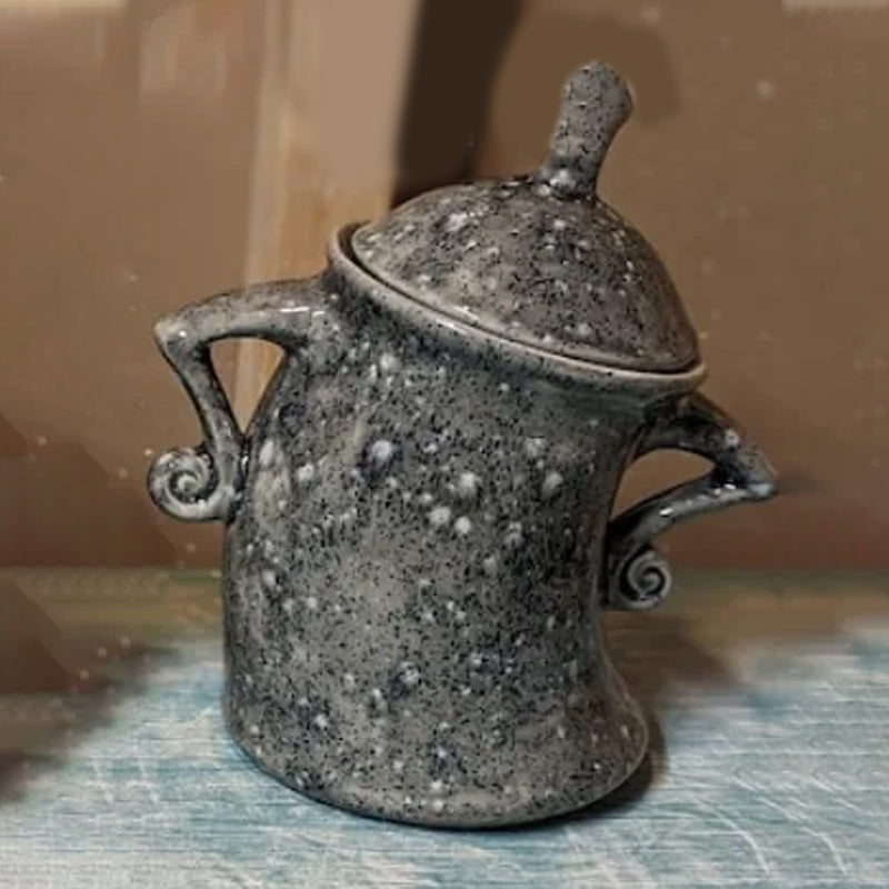 Tazza con mani sui fianchi