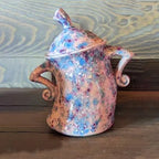 Tazza con mani sui fianchi
