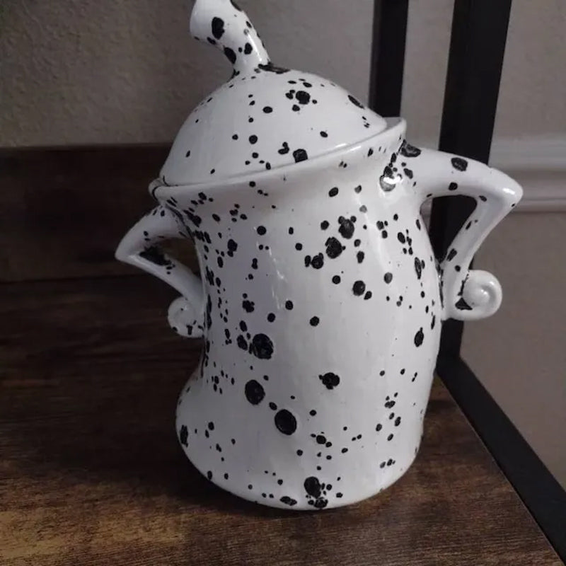 Tazza con mani sui fianchi