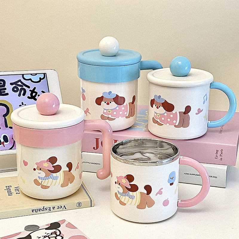 Tazza da caffè con cagnolino giocoso