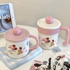 Tazza da caffè con cagnolino giocoso
