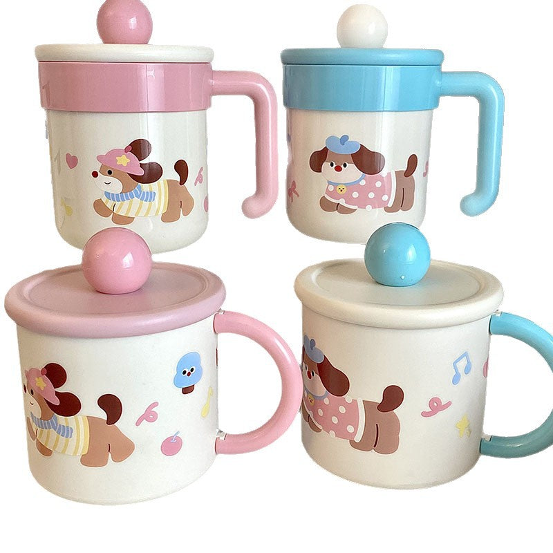 Tazza da caffè con cagnolino giocoso