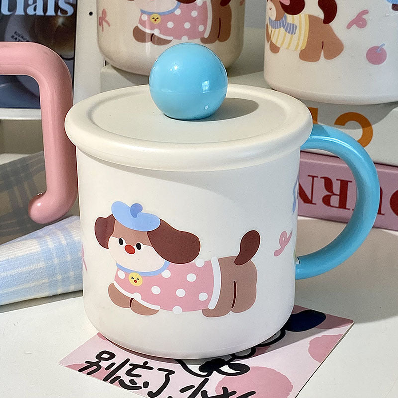 Tazza da caffè con cagnolino giocoso