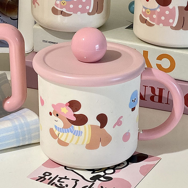 Tazza da caffè con cagnolino giocoso