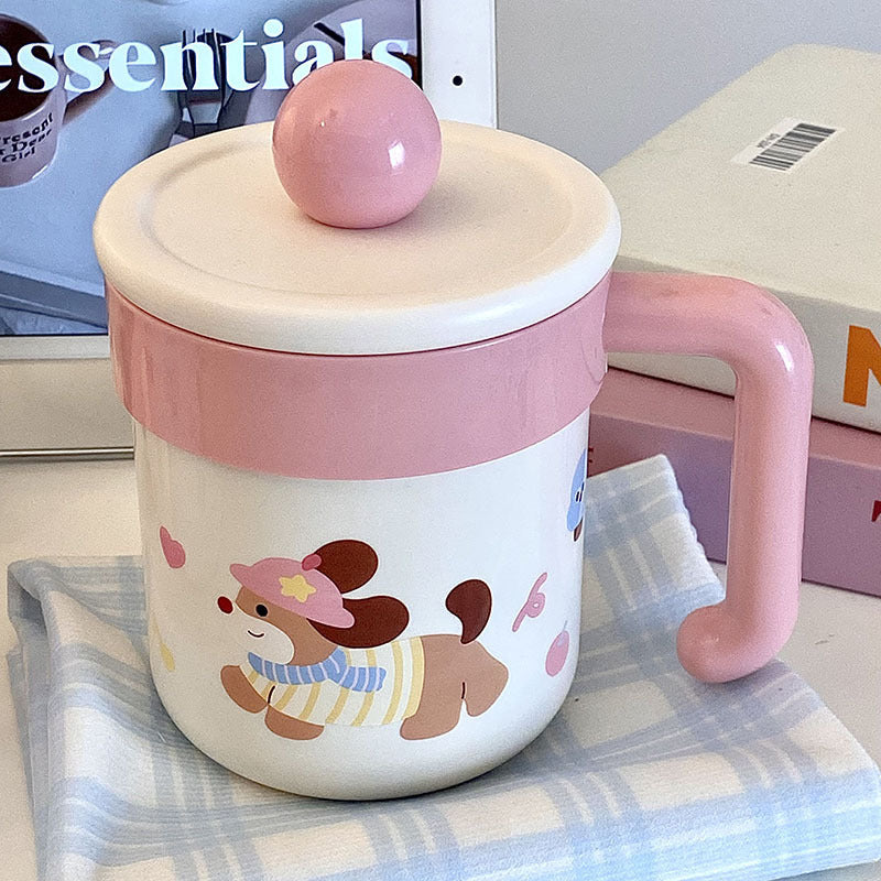 Tazza da caffè con cagnolino giocoso