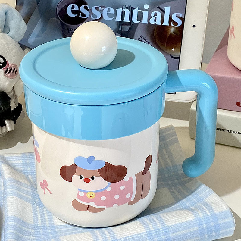 Tazza da caffè con cagnolino giocoso