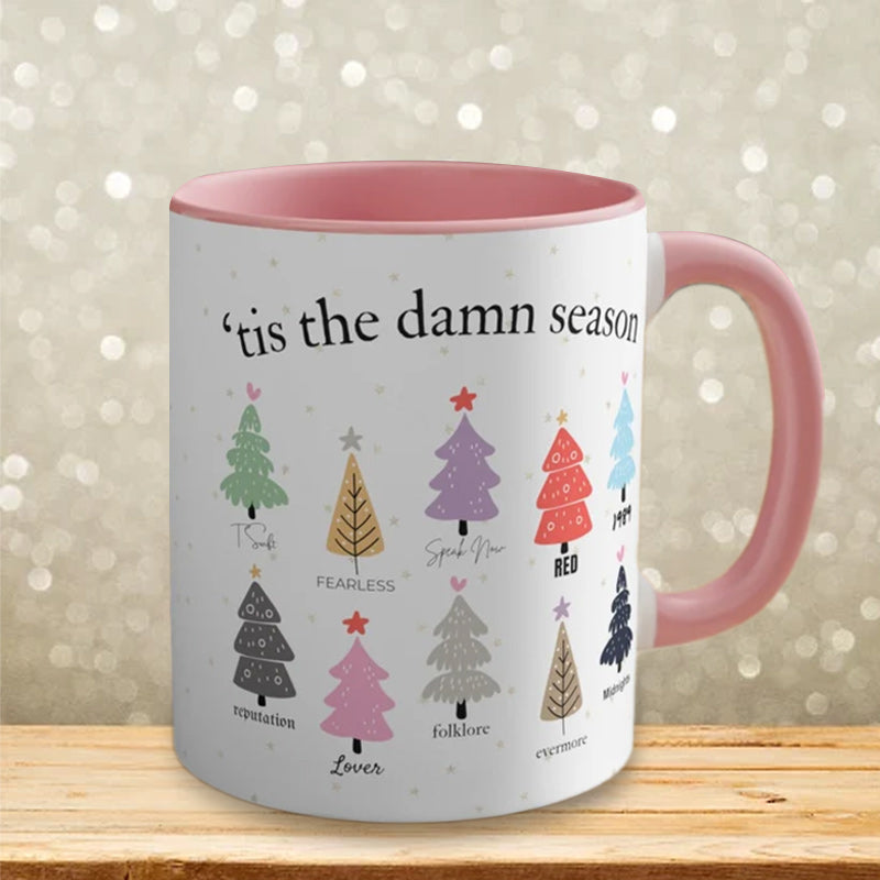Tazza natalizia Tis The Damn Season con alberi di Natale ispirati agli album musicali