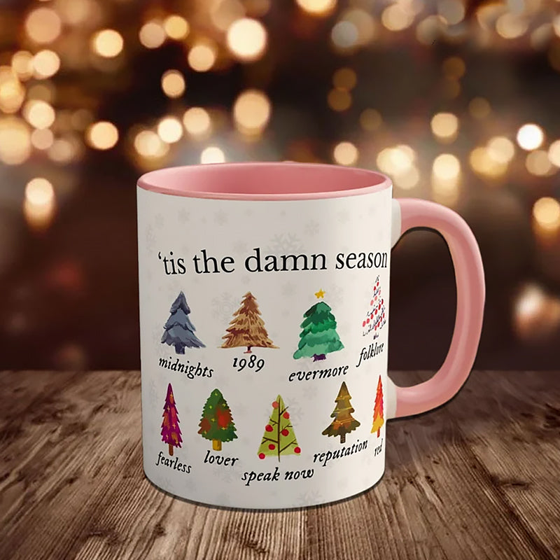 Tazza natalizia Tis The Damn Season con alberi di Natale ispirati agli album musicali