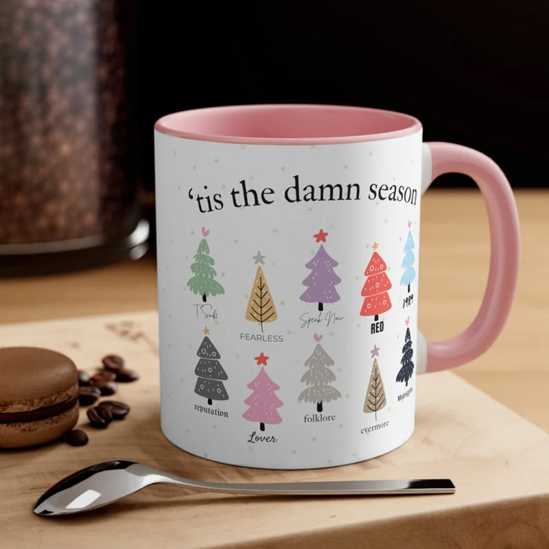 Tazza natalizia Tis The Damn Season con alberi di Natale ispirati agli album musicali