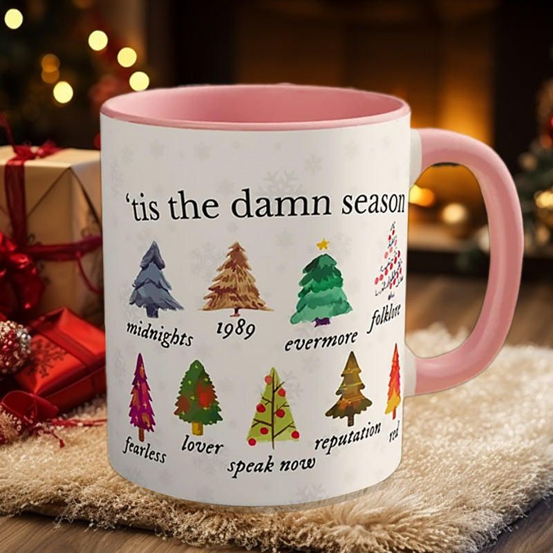 Tazza natalizia Tis The Damn Season con alberi di Natale ispirati agli album musicali