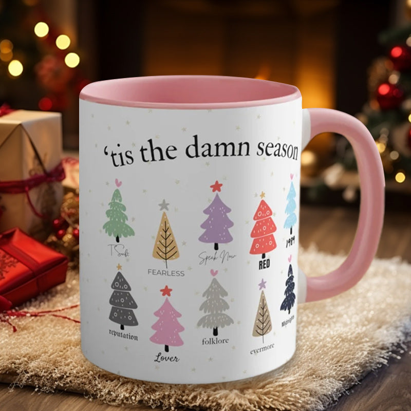 Tazza natalizia Tis The Damn Season con alberi di Natale ispirati agli album musicali
