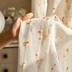 Tenda velata decorativa con ricami floreali