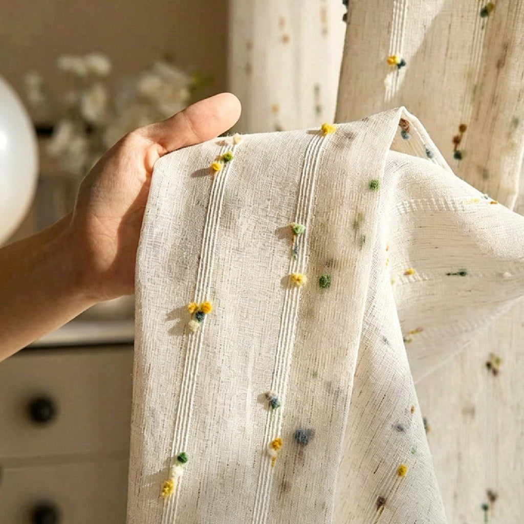 Tenda velata decorativa con ricami floreali