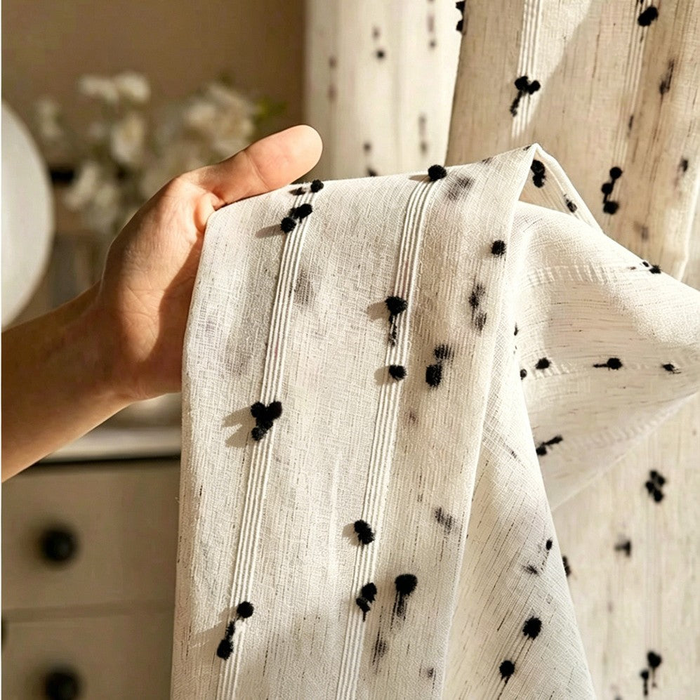 Tenda velata decorativa con ricami floreali