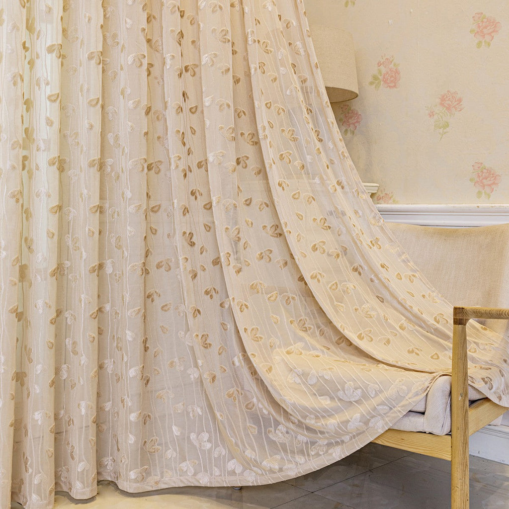 Tenda velata ricamata con motivi floreali