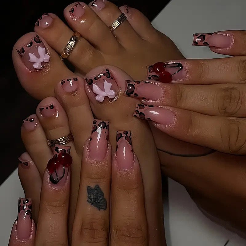 Unghie finte leopardate con decorazioni