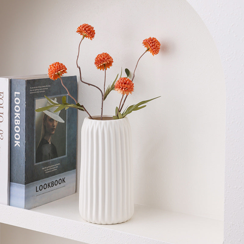 Vaso decorativo in ceramica con texture a coste