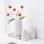 Vaso decorativo in ceramica con texture a coste