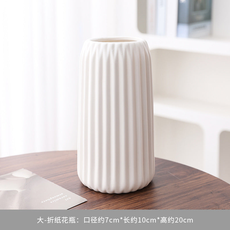 Vaso decorativo in ceramica con texture a coste