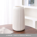 Vaso decorativo in ceramica con texture a coste