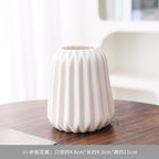 Vaso decorativo in ceramica con texture a coste