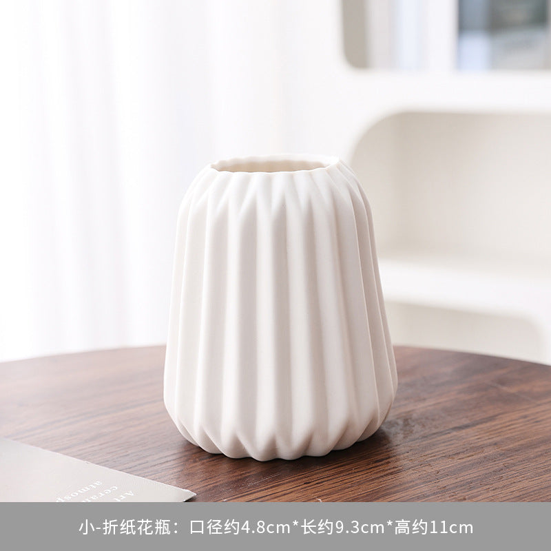 Vaso decorativo in ceramica con texture a coste