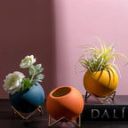 Vaso in ceramica con supporto in metallo – colori vivaci